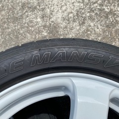 軽自動車用ホイールとタイヤの画像