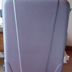 古いキャリーケースの画像