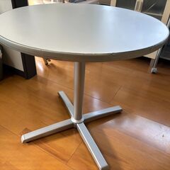 丸テーブルの画像