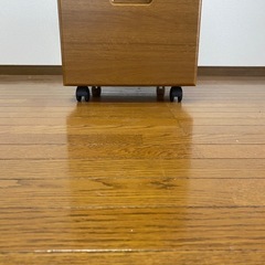 キャスター付き木製チェスト（引き出し2段）の画像