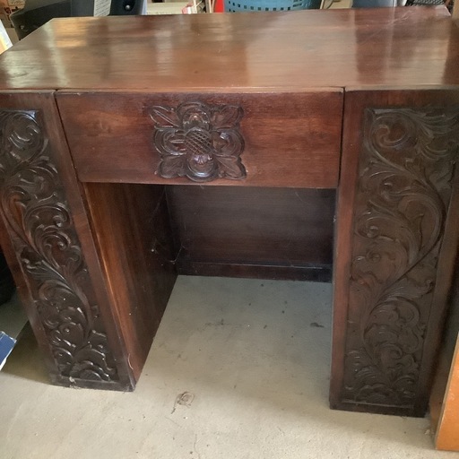 アンティークなドレッサー