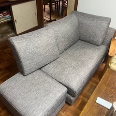 グレーの4人掛けソファセットの画像