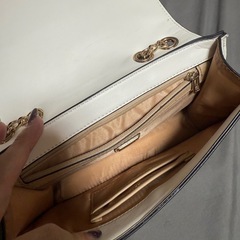 GUESS チェーンショルダーバッグの画像