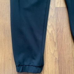 ユニクロ黒パンツ　すそゴム入りの画像