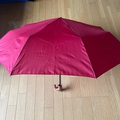 【新品】木の持ち手　真っ赤な折り畳み傘　の画像