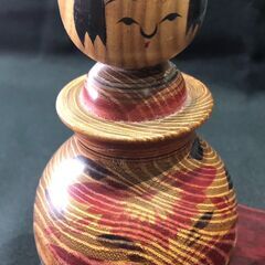 ★美品! 岡崎靖男作 ねまりこけし 親子こけし 伝統木製こけし 親こけし(約)横幅8×奥行8×高14㎝ 子こけし(約)横幅6×奥行6×高10㎝ 　リサイクルショップ札幌　買取本舗　西野店の画像