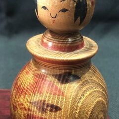 ★美品! 岡崎靖男作 ねまりこけし 親子こけし 伝統木製こけし 親こけし(約)横幅8×奥行8×高14㎝ 子こけし(約)横幅6×奥行6×高10㎝ 　リサイクルショップ札幌　買取本舗　西野店の画像
