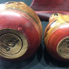 ★美品! 岡崎靖男作 ねまりこけし 親子こけし 伝統木製こけし 親こけし(約)横幅8×奥行8×高14㎝ 子こけし(約)横幅6×奥行6×高10㎝ 　リサイクルショップ札幌　買取本舗　西野店の画像