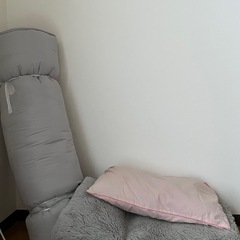ニトリの敷布団、掛け布団、枕、グレーのカーペットのセット