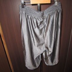 champion　グレーハーフパンツ　M-Lサイズ　サテン素材の画像