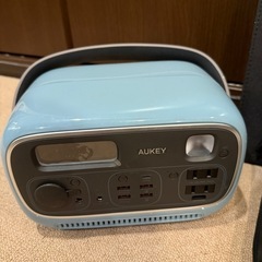 AUKEY ポータブル電源Power Studio 300ブルーとソーラーパネルの画像