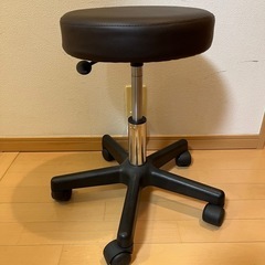 キャスター付き椅子の画像