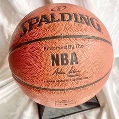 【美品】SPALDING スポルディング7号 バスケットボール　台　空気入れ付きの画像