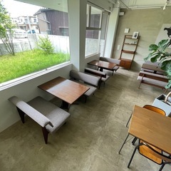 【カフェ閉店】昇降式テーブル＆ベンチソファ2脚セット（1セット9万円／全4セット・引き取り歓迎） の画像