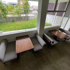 【カフェ閉店】昇降式テーブル＆ベンチソファ2脚セット（1セット9万円／全4セット・引き取り歓迎） の画像