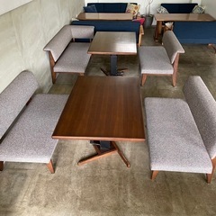 【カフェ閉店】昇降式テーブル＆ベンチソファ2脚セット（1セット9万円／全4セット・引き取り歓迎） の画像