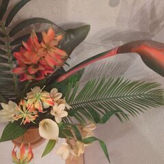【セット販売】木製ベースとリアルな造花アレンジメント（ストレリチア等）の画像
