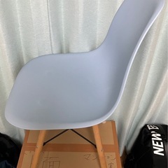 ニトリ　北欧風シンプルシェル型チェアの画像