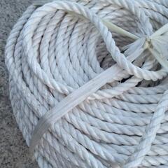 ナイロン系ロープ １巻まとめて 長さ不明 太さは12mm物置の奥から発掘しました 古い製品のため、耐久性の保証できません。自己責任にてお願いしますの画像