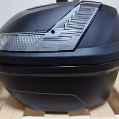 早い者勝ち！新品未使用！GIVI(ジビ) バイク用 リアボックス モノロック 37L BLADEシリーズ B37NT 未塗装ブラック スモークレンズ 78038の画像