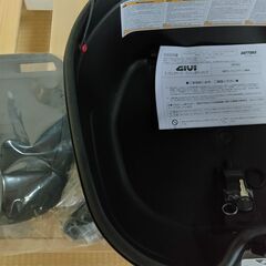 早い者勝ち！新品未使用！GIVI(ジビ) バイク用 リアボックス モノロック 37L BLADEシリーズ B37NT 未塗装ブラック スモークレンズ 78038の画像