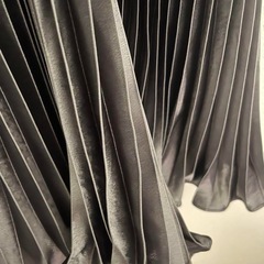 グレー　光沢　プリーツスカートの画像