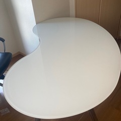 IKEA イケア ホワイト オーバル型ダイニングテーブルの画像