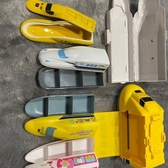 新幹線型子ども用弁当箱4個セット＋はやぶさとドクターイエロー小物入れの画像