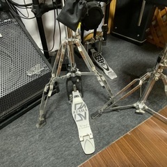 電子ドラムとアンプのセットの画像