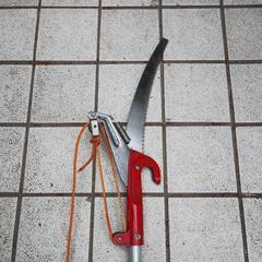 【値下げ】ノコギリ付き高枝切バサミ の画像