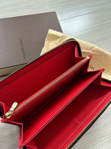 【ルイヴィトン】内側が赤で可愛い長財布❣️❣️