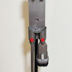 ダイソン dyson V7 Slim【充電スタンド・掃除ツール付】の画像