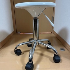 キャスター付き椅子の画像