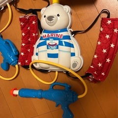 夏のレジャーに！背中に背負えて遊べる水鉄砲と自動噴射のバブルマシン、シャボン玉マシンの画像