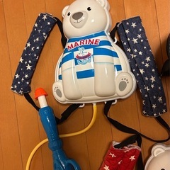 夏のレジャーに！背中に背負えて遊べる水鉄砲と自動噴射のバブルマシン、シャボン玉マシンの画像