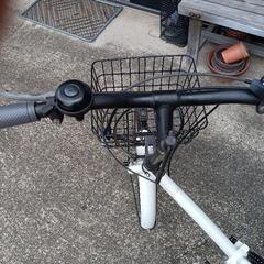 カゴ付き折りたたみ自転車の画像