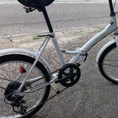 カゴ付き折りたたみ自転車の画像