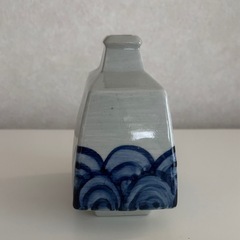 未使用　波模様のグレー陶器一輪挿しの画像