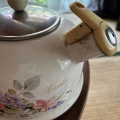 中古の薔薇柄のやかんの画像