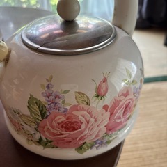中古の薔薇柄のやかんの画像
