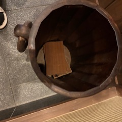 レトロでアンティークな木の丸椅子の画像