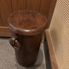 レトロでアンティークな木の丸椅子の画像