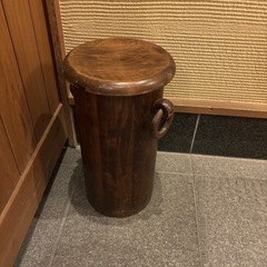 レトロでアンティークな木の丸椅子の画像