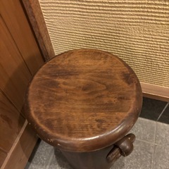 レトロでアンティークな木の丸椅子の画像