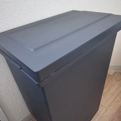 ゴミ箱（黒）の画像
