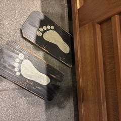 アンティーク靴を脱いでいったんスリッパ履く前の足置きの画像