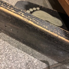 アンティーク靴を脱いでいったんスリッパ履く前の足置きの画像