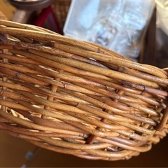 めっちゃ使用感のある籐かごの画像