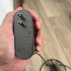 ダイソン　v10の充電器の画像