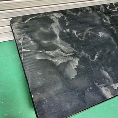 大理石調テーブルの画像